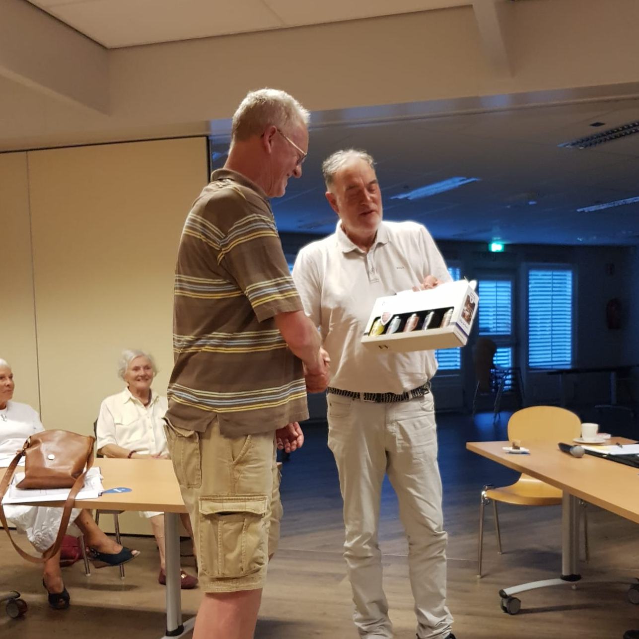 Gerard neemt de prijs voor het clubkampioenschap in ontvangst.